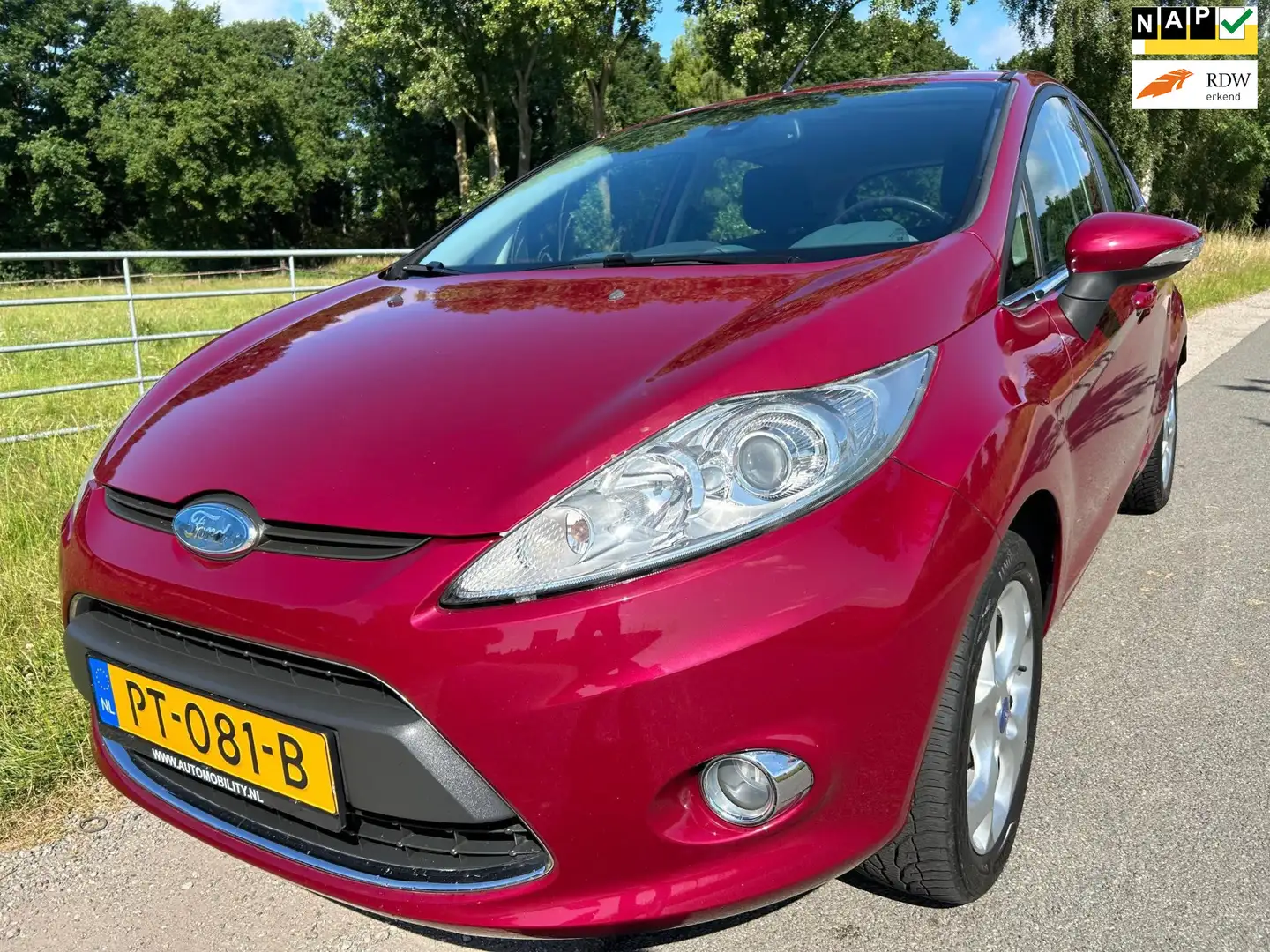 Ford Fiesta 1.25 Ghia luxe en zeer mooi Rood - 1