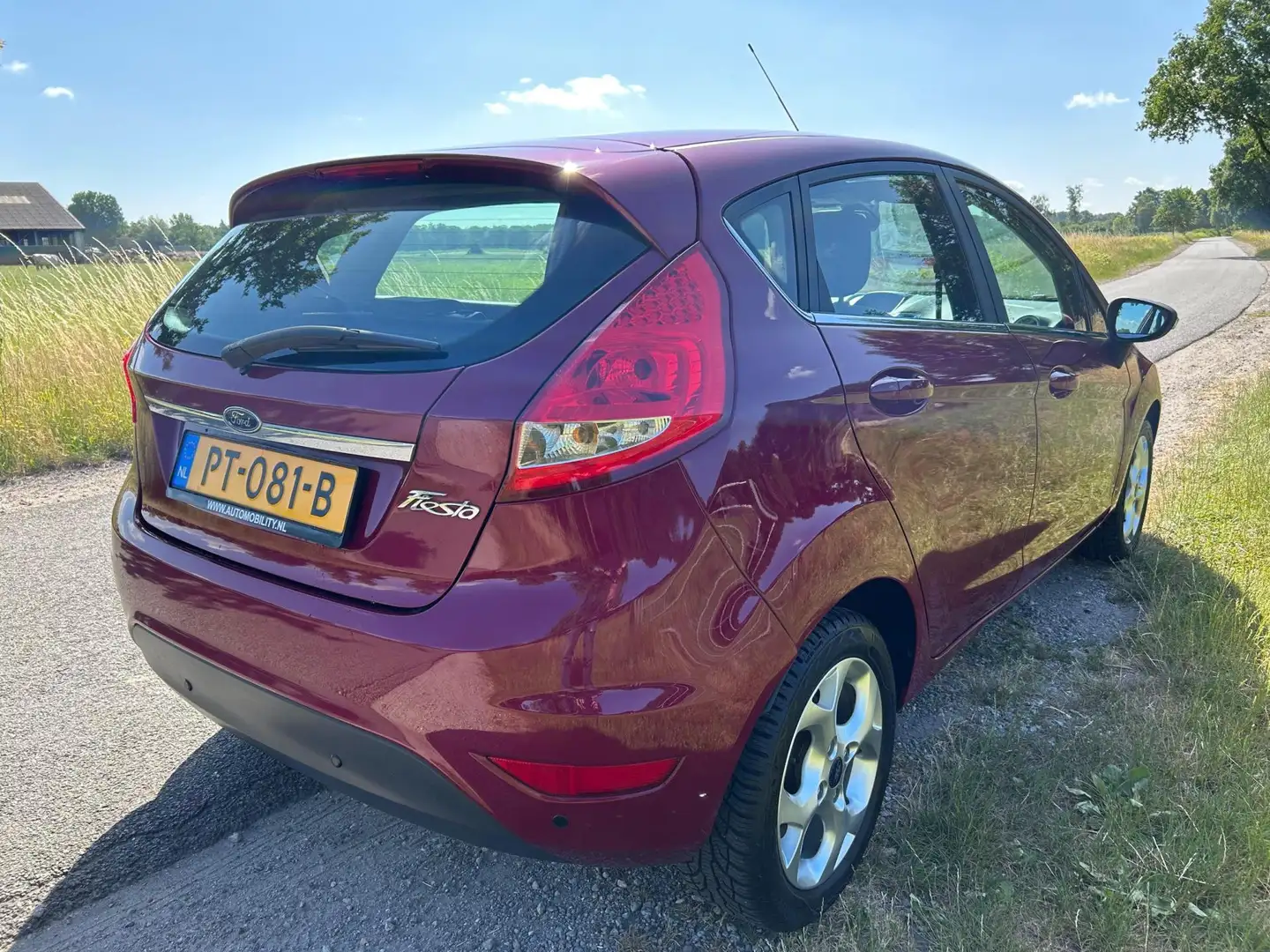 Ford Fiesta 1.25 Ghia luxe en zeer mooi Rood - 2