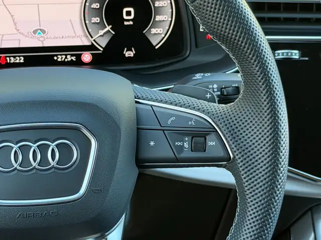 Audi Q8 view 15