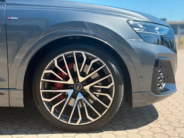 Audi Q8 view 10