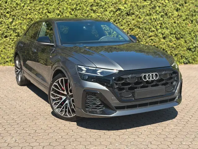 Audi Q8 view 3