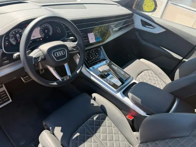 Audi Q8 view 11