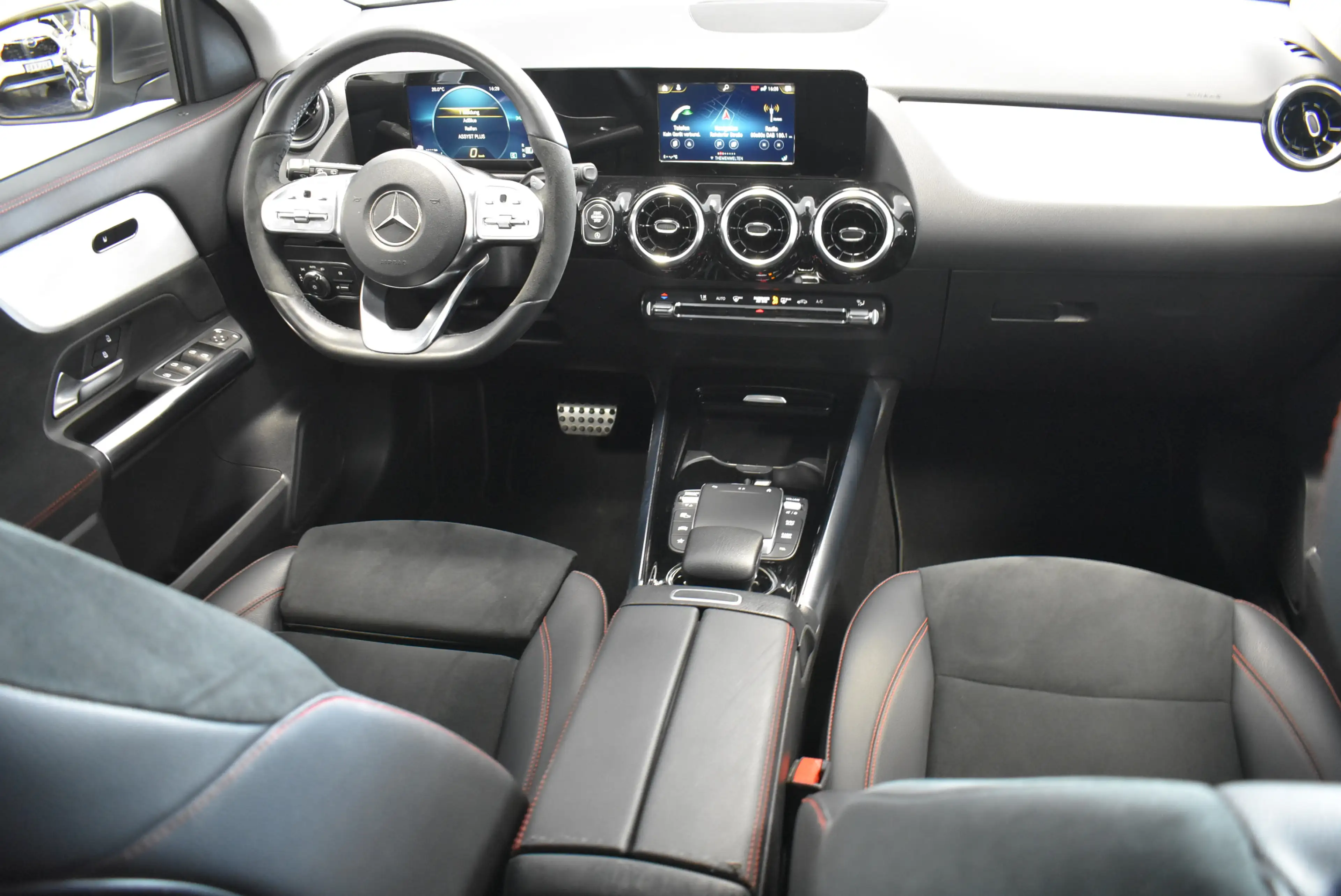Mercedes-Benz GLA 220 d AMG Line Aut Nav LED Alcant 1-Hand AHK — photo 5