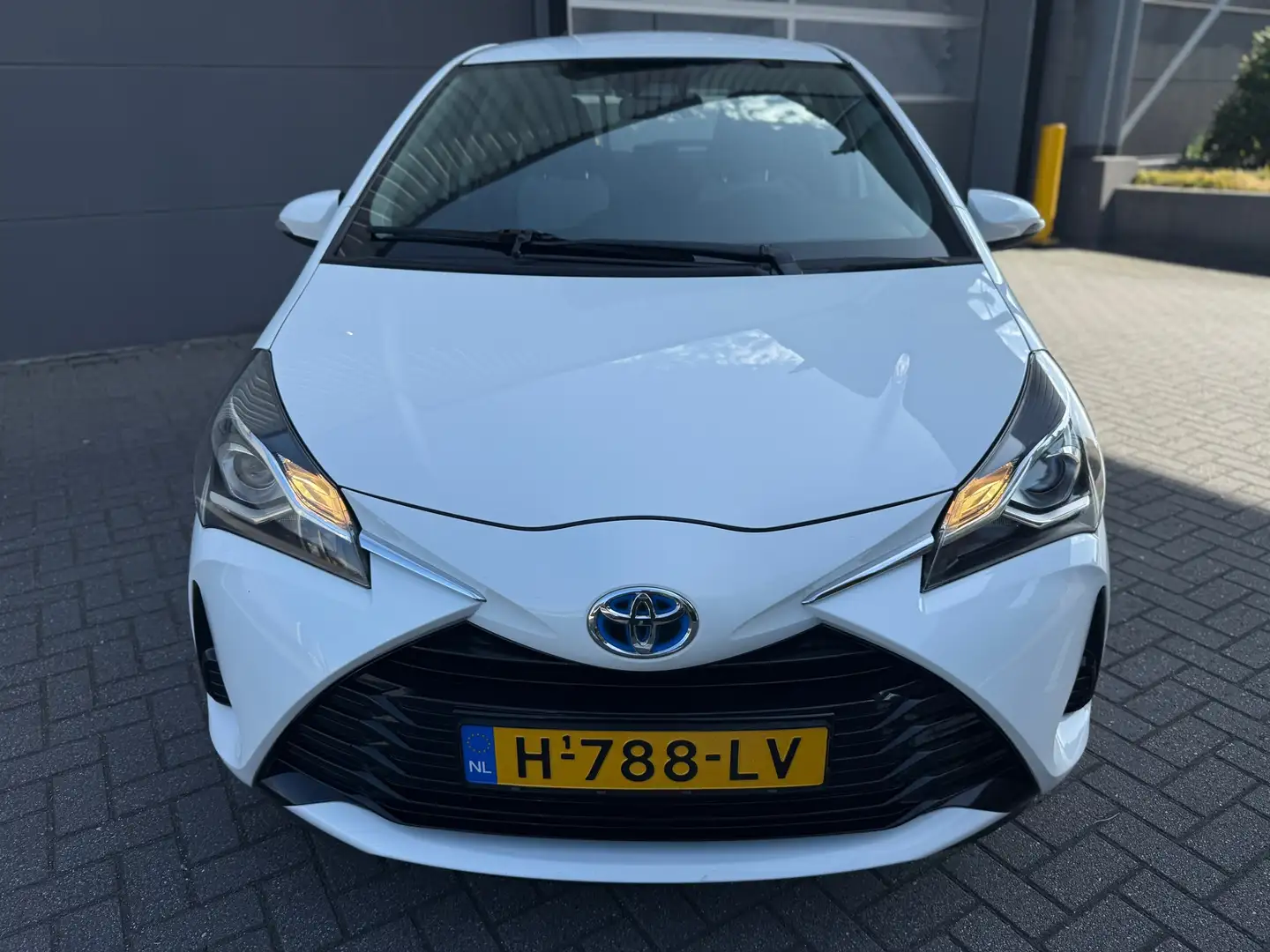 Toyota Yaris 1.5 Hybrid Active*CRUISE*NAVI*AIRCO*CAMERA*NAP*APK Wit - 2