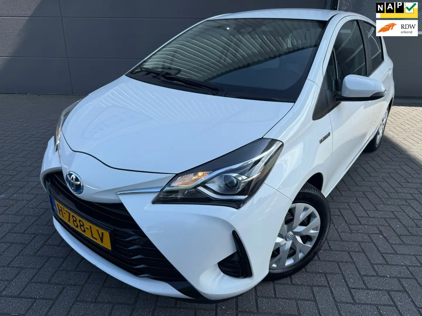 Toyota Yaris 1.5 Hybrid Active*CRUISE*NAVI*AIRCO*CAMERA*NAP*APK Wit - 1