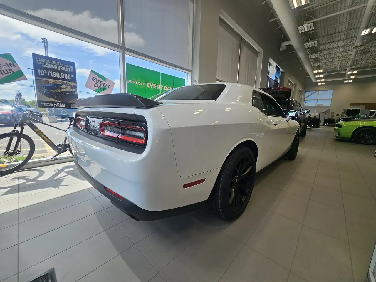 Dodge Challenger снимка Dodge Challenger
