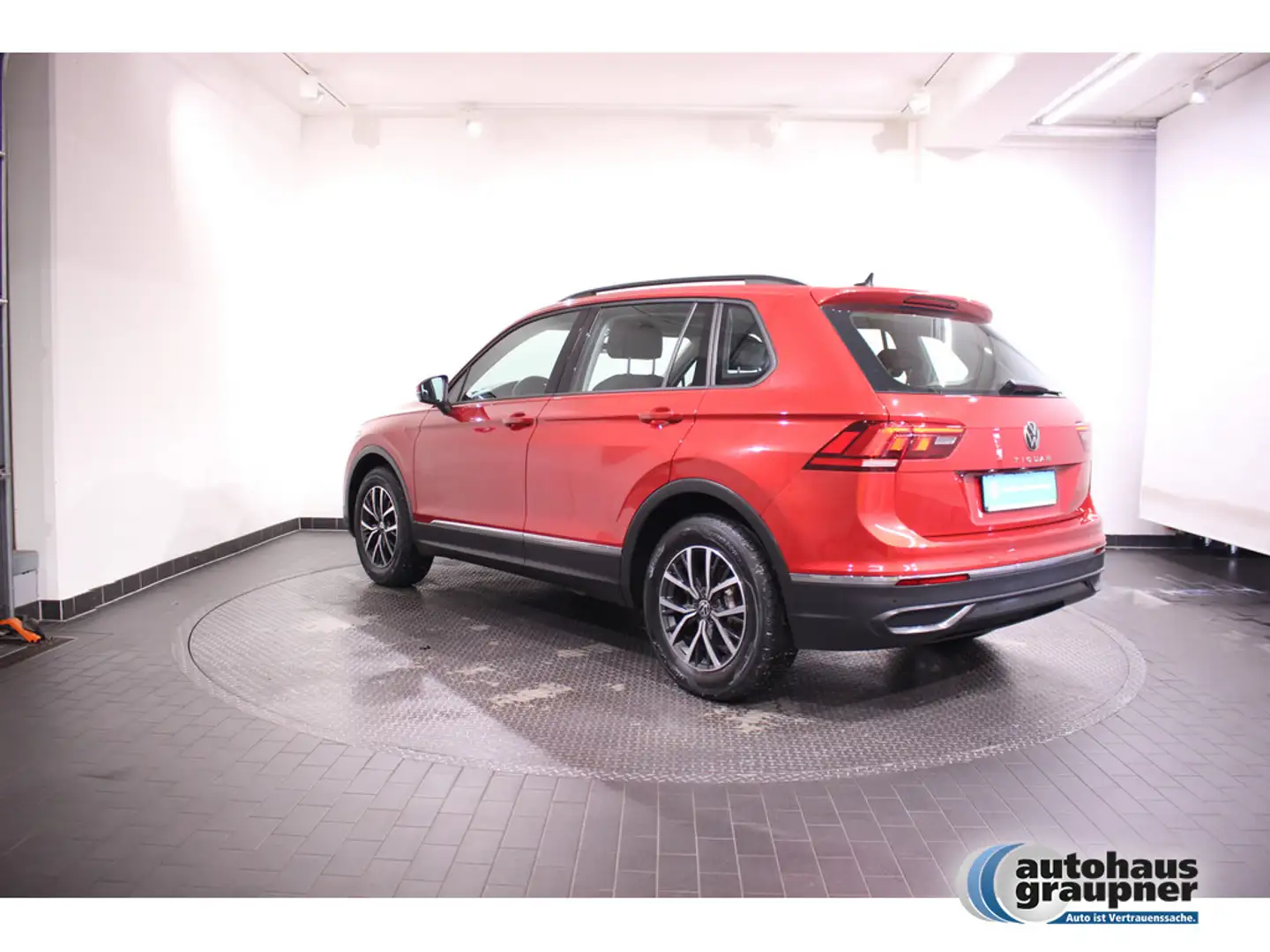 Volkswagen Tiguan 1.5 TSI Life PDC NAVI AHK ACC LED PANO Rot - 2
