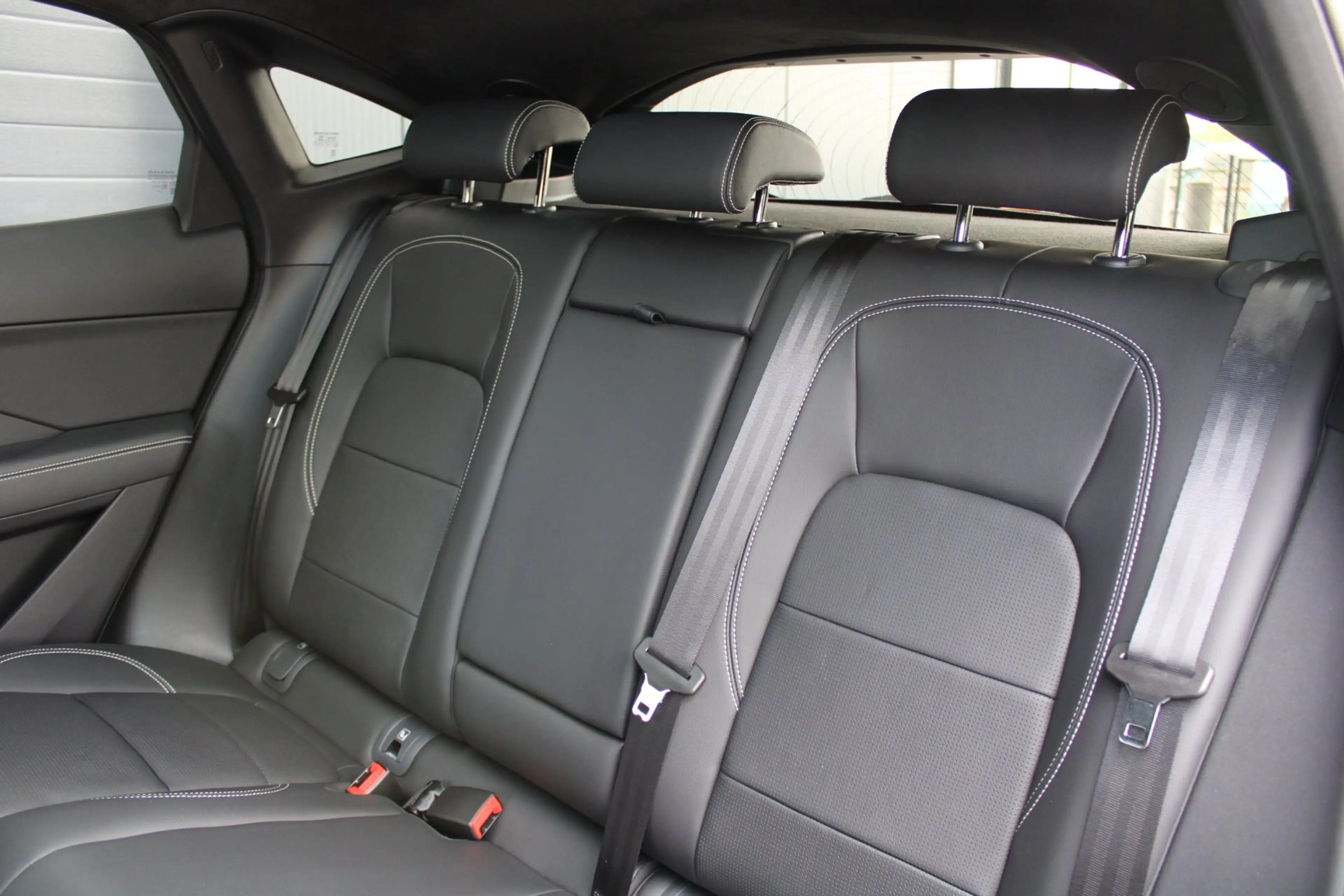 Jaguar E-Pace 1.5 P300e AWD R-Dynamic HSE | panoramadak | meridi — photo 24
