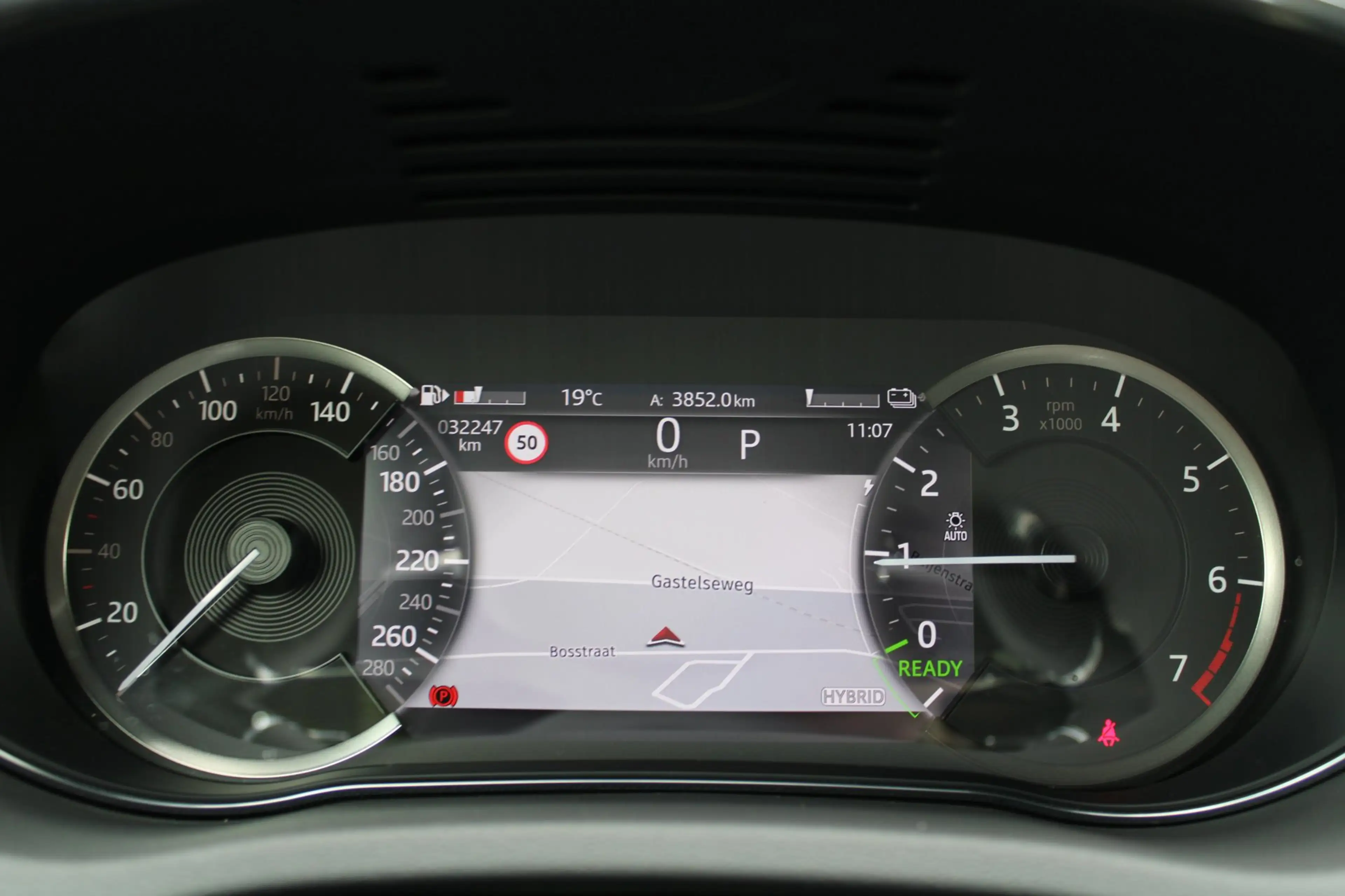Jaguar E-Pace 1.5 P300e AWD R-Dynamic HSE | panoramadak | meridi — photo 4