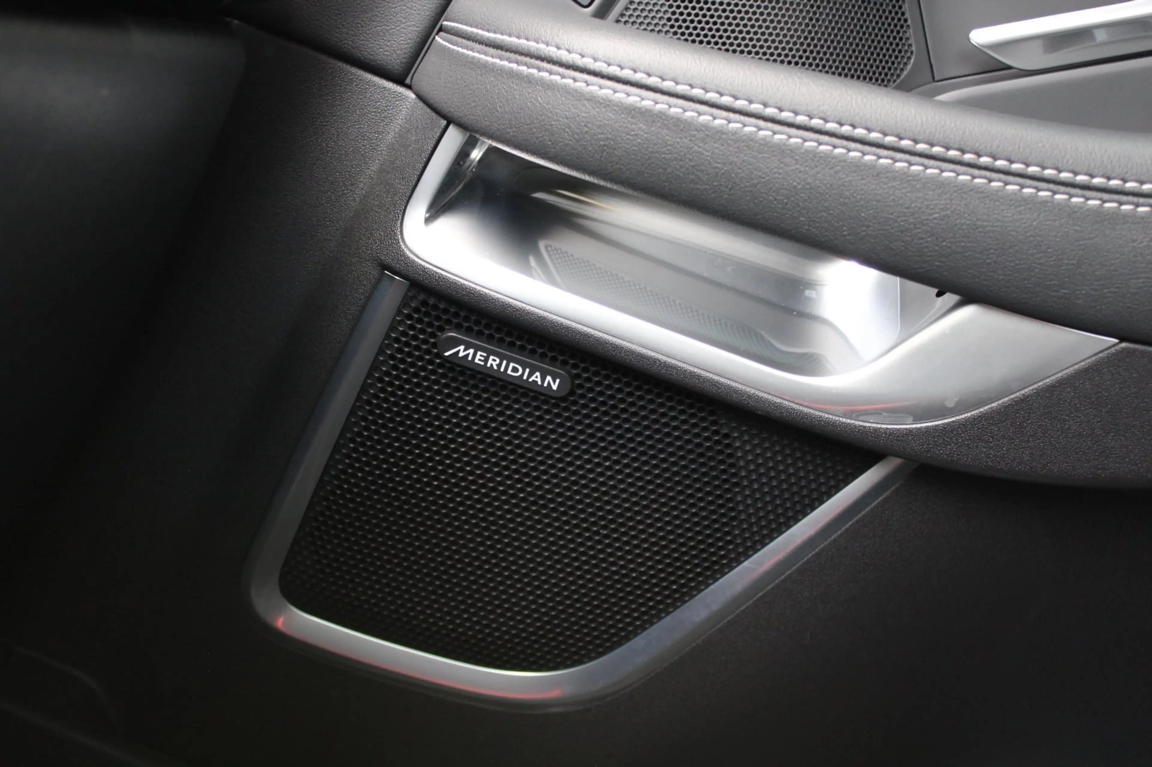 Jaguar E-Pace 1.5 P300e AWD R-Dynamic HSE | panoramadak | meridi — photo 16