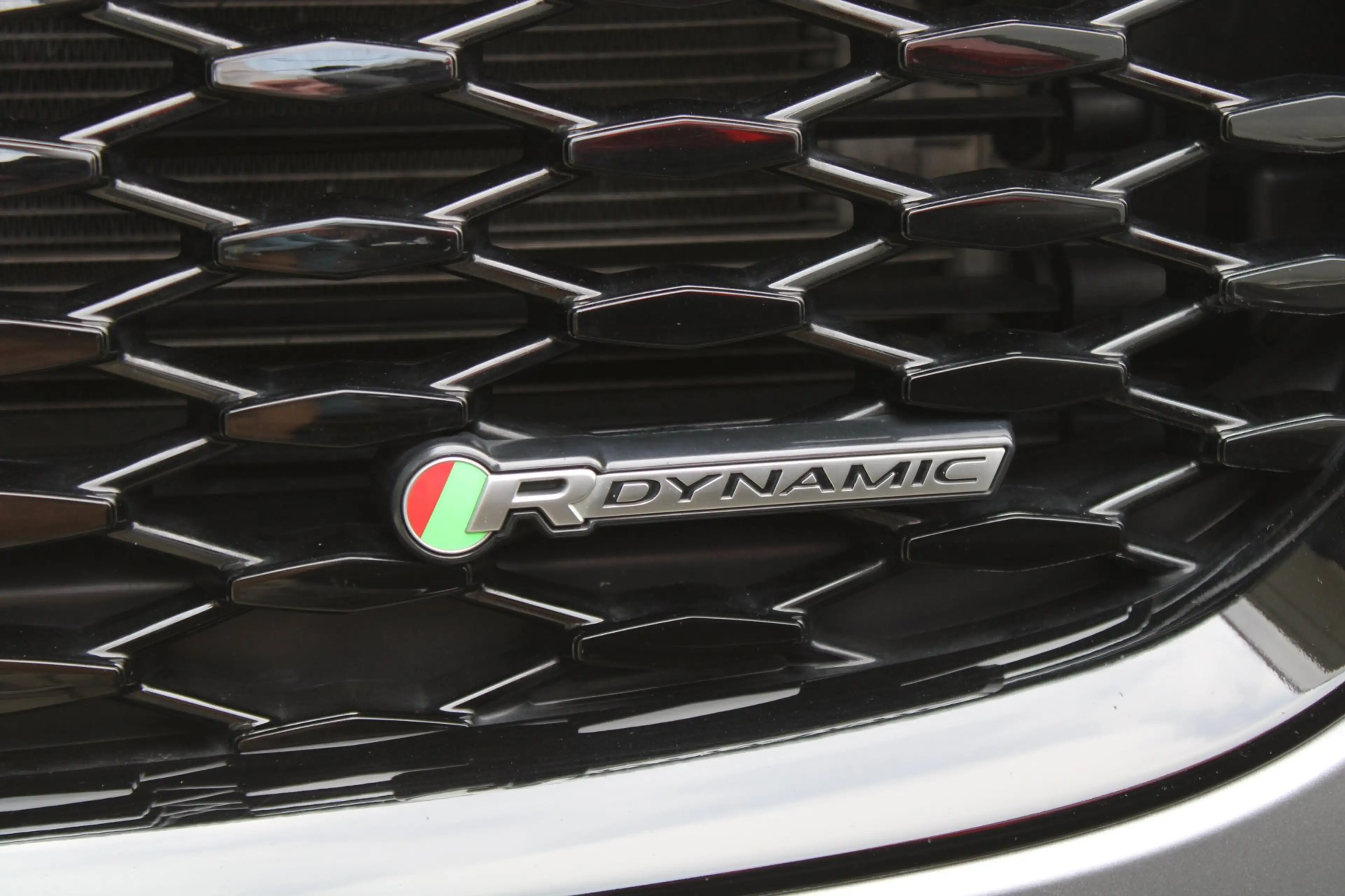 Jaguar E-Pace 1.5 P300e AWD R-Dynamic HSE | panoramadak | meridi — photo 33