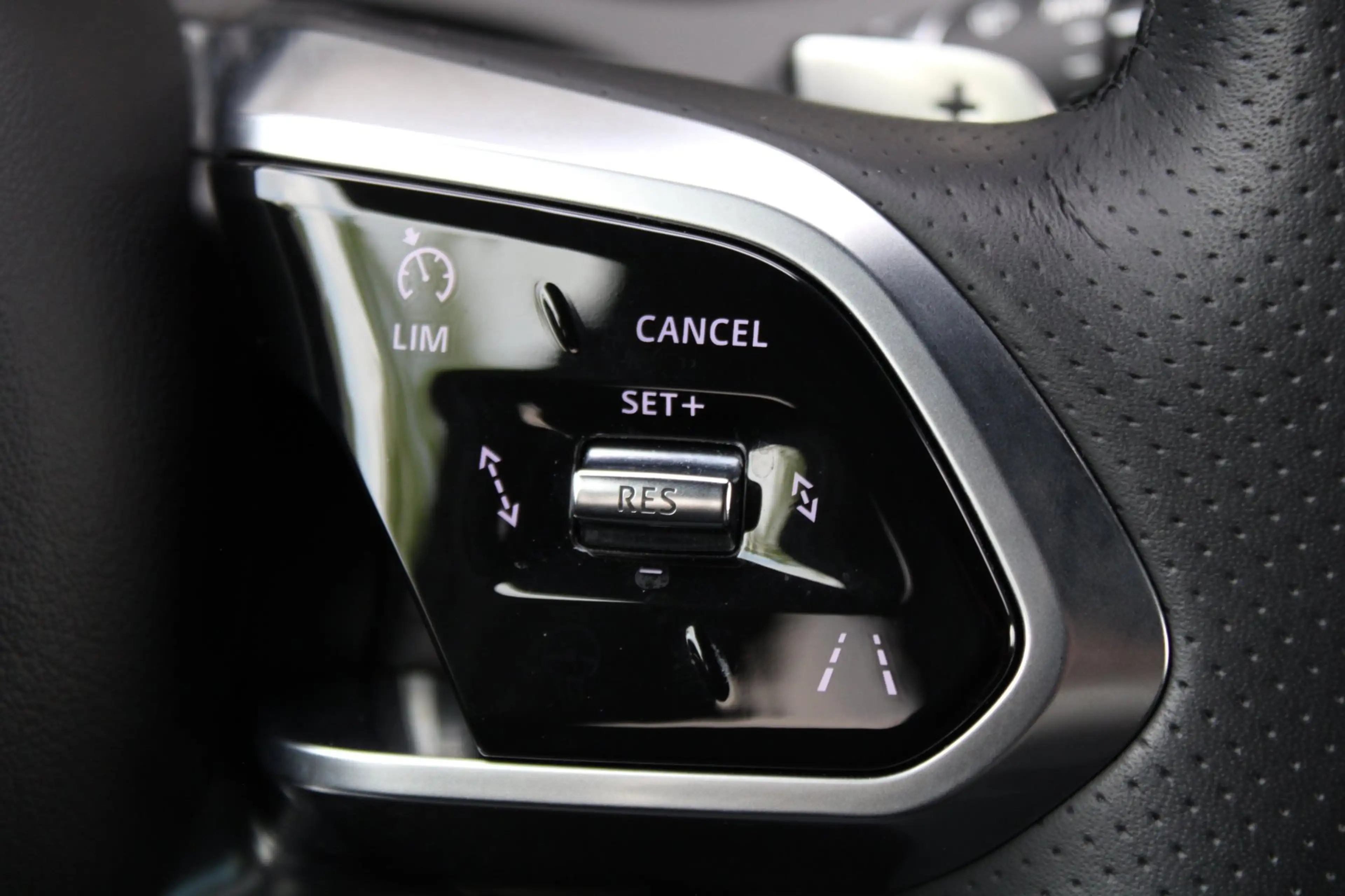 Jaguar E-Pace 1.5 P300e AWD R-Dynamic HSE | panoramadak | meridi — photo 38