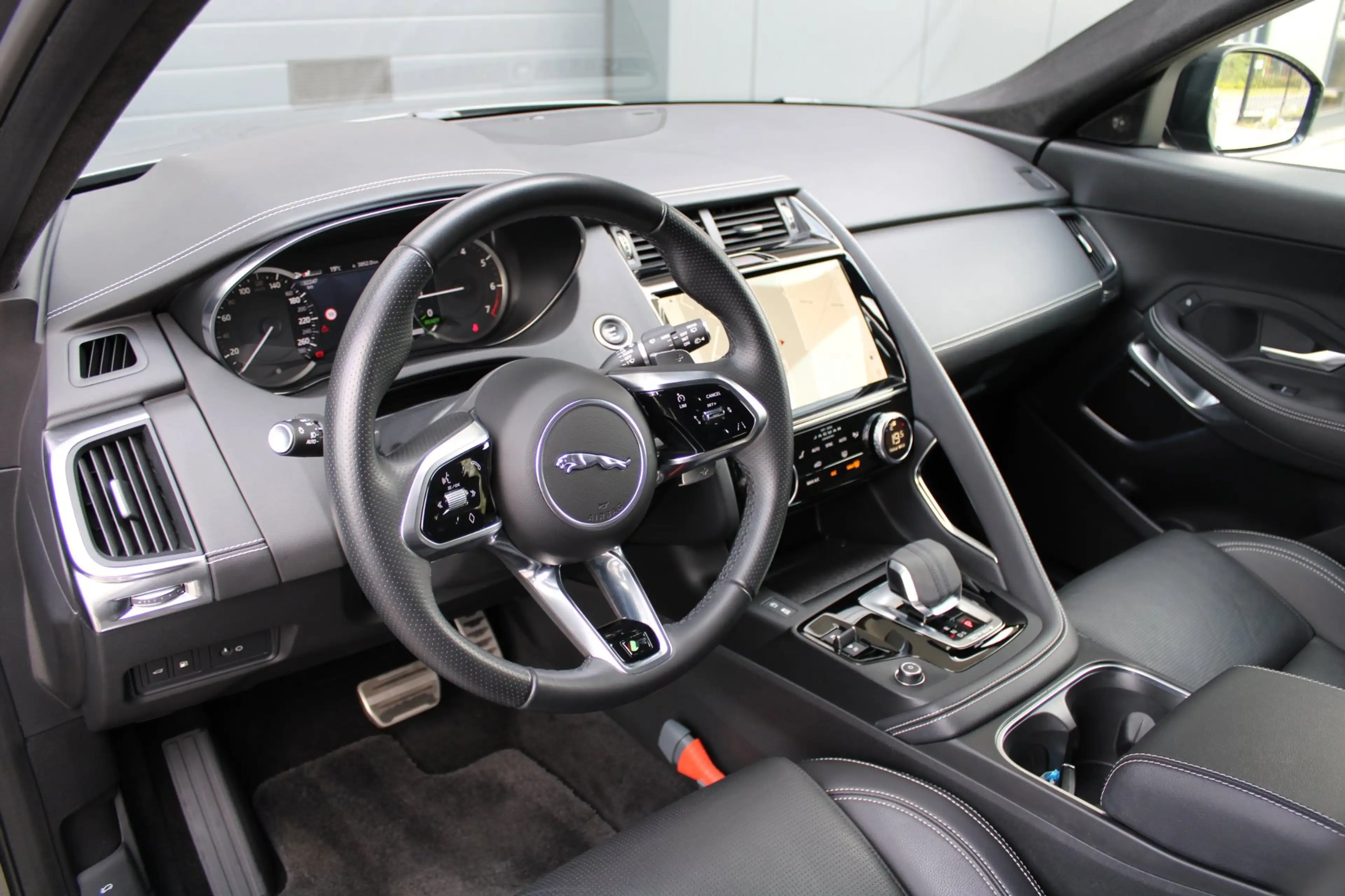 Jaguar E-Pace 1.5 P300e AWD R-Dynamic HSE | panoramadak | meridi — photo 11