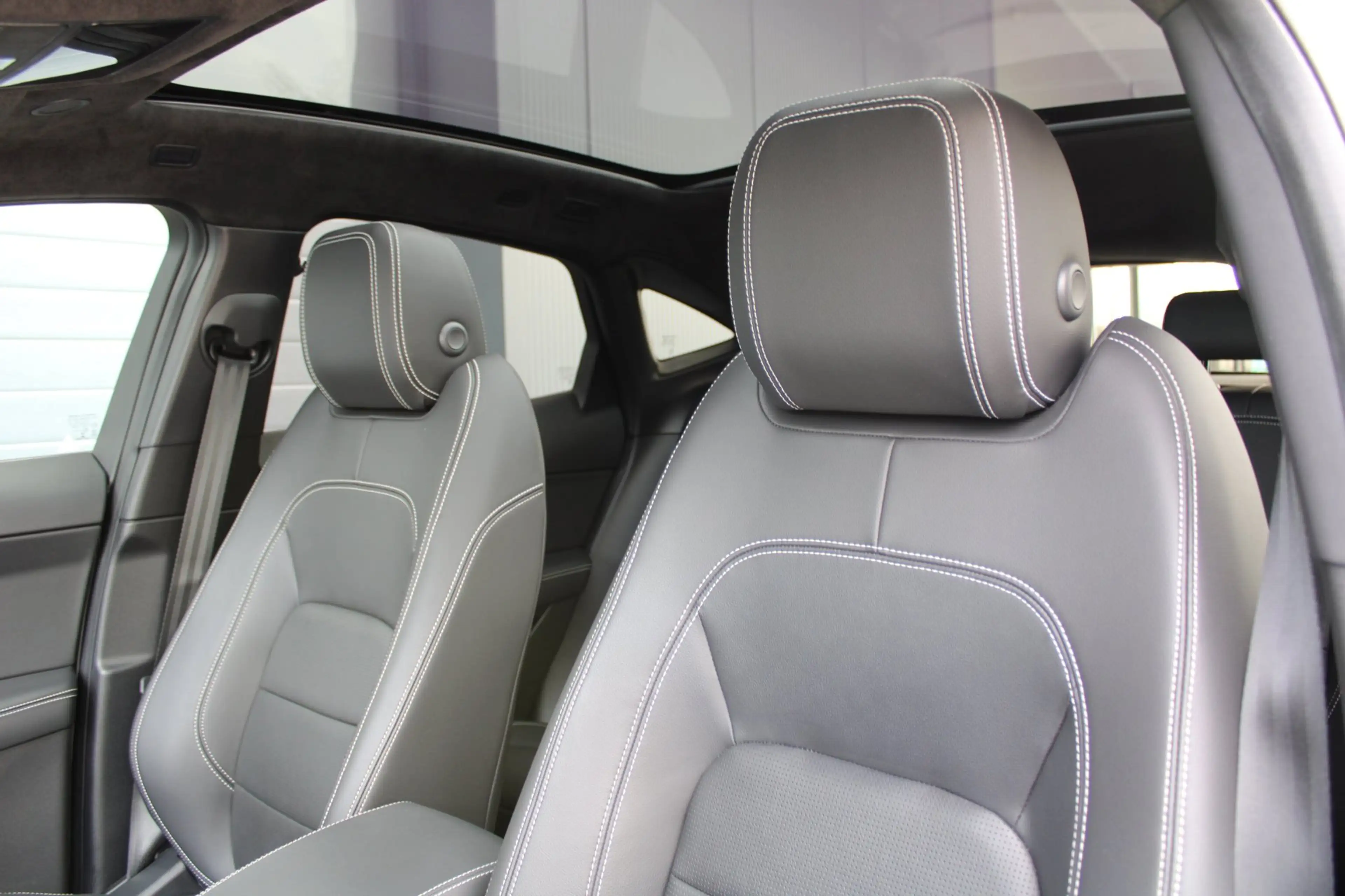 Jaguar E-Pace 1.5 P300e AWD R-Dynamic HSE | panoramadak | meridi — photo 20
