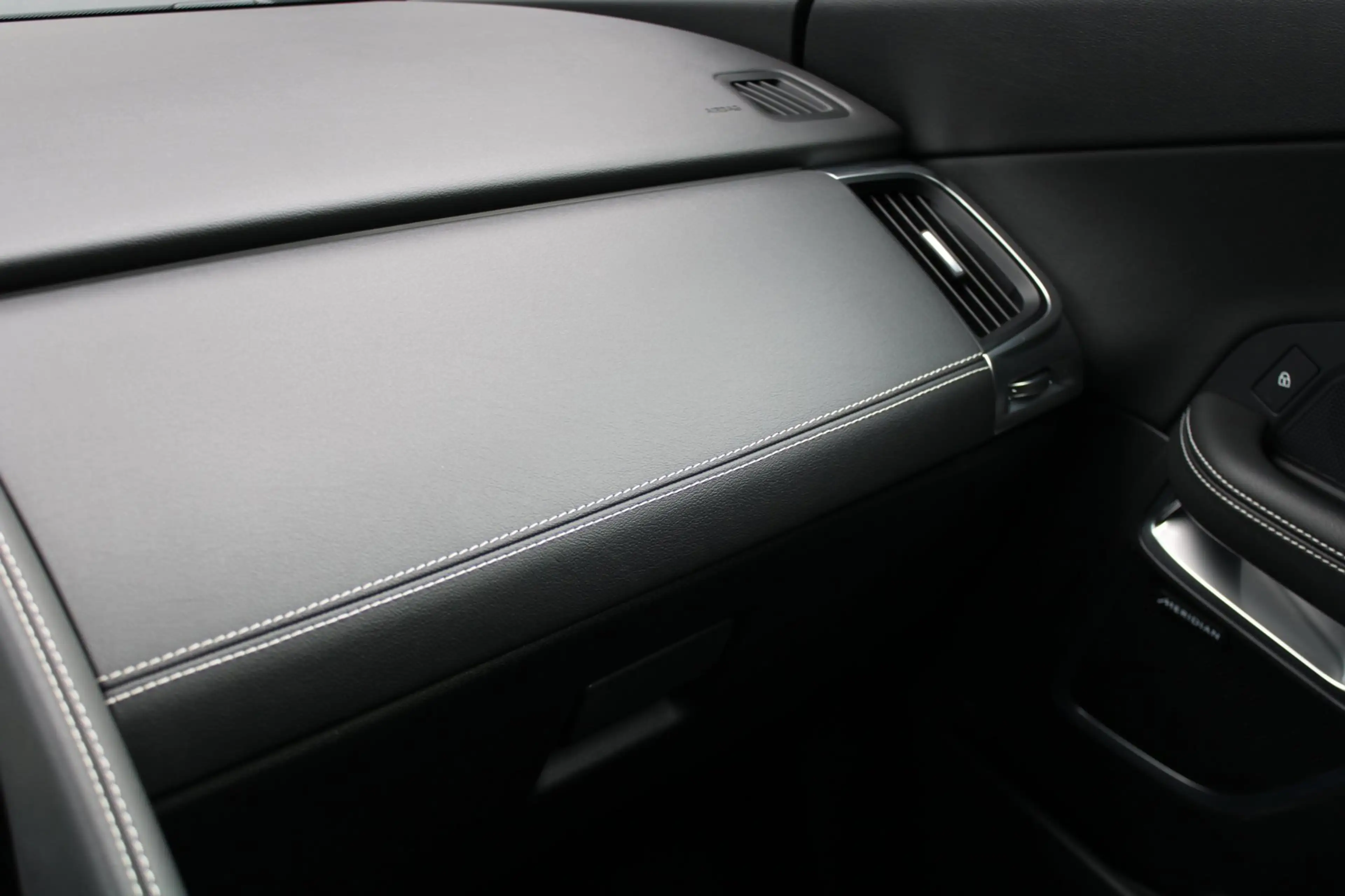 Jaguar E-Pace 1.5 P300e AWD R-Dynamic HSE | panoramadak | meridi — photo 22