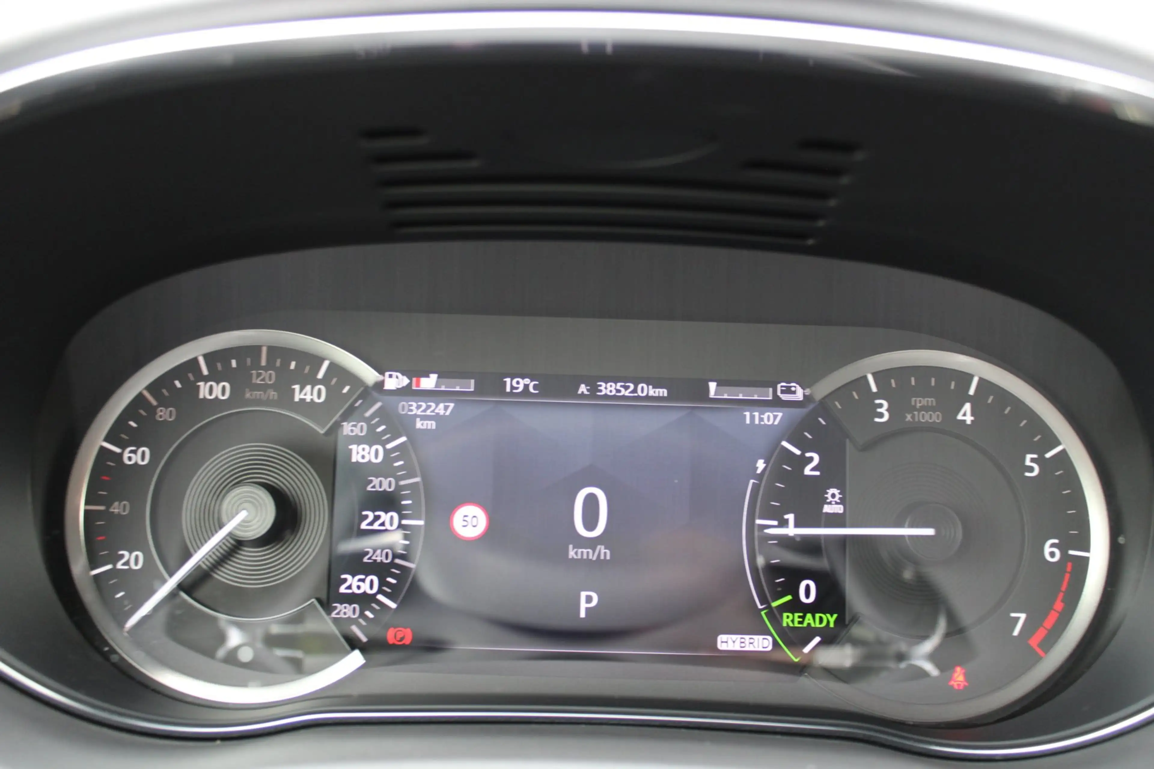 Jaguar E-Pace 1.5 P300e AWD R-Dynamic HSE | panoramadak | meridi — photo 12