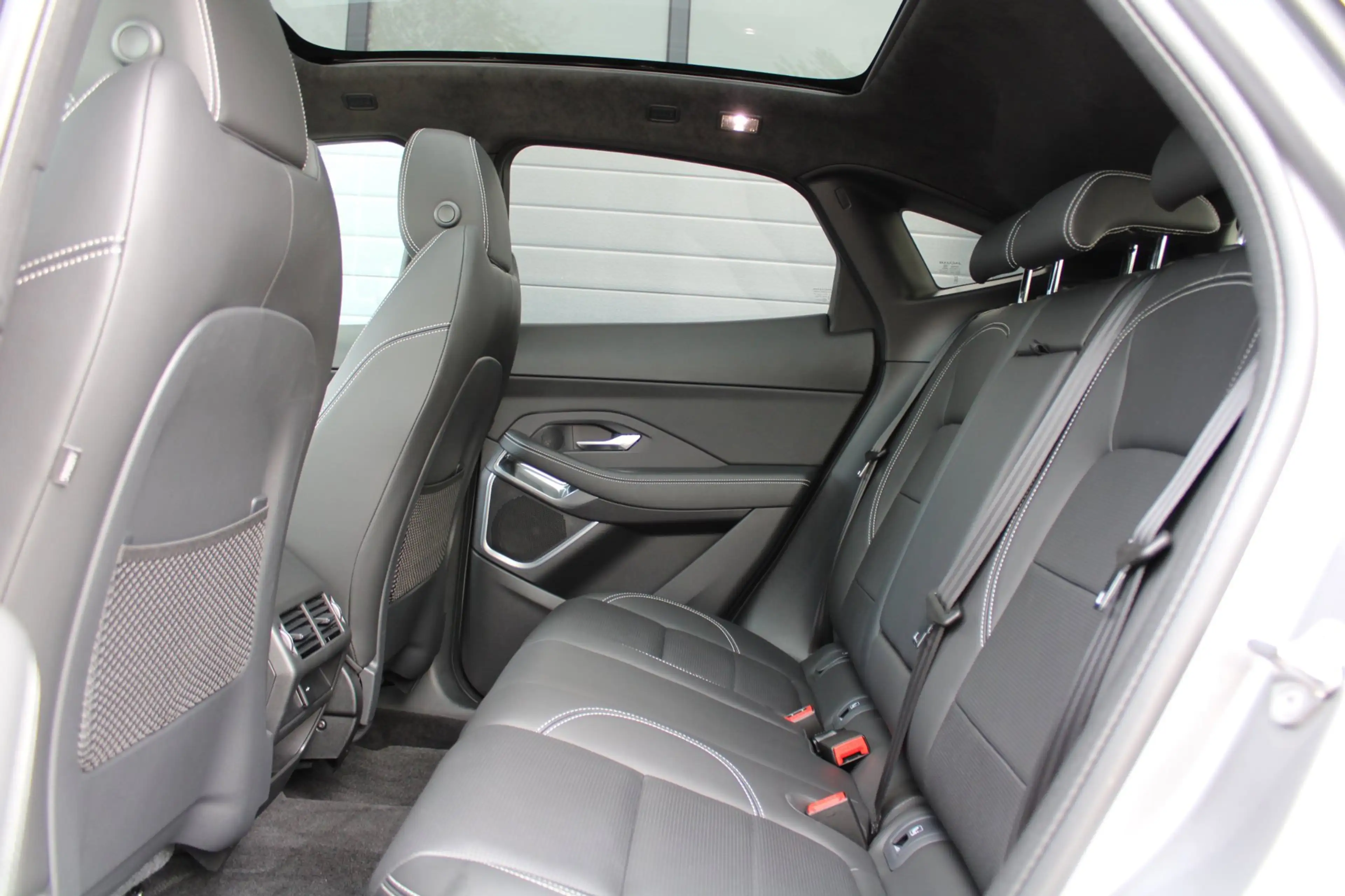Jaguar E-Pace 1.5 P300e AWD R-Dynamic HSE | panoramadak | meridi — photo 23