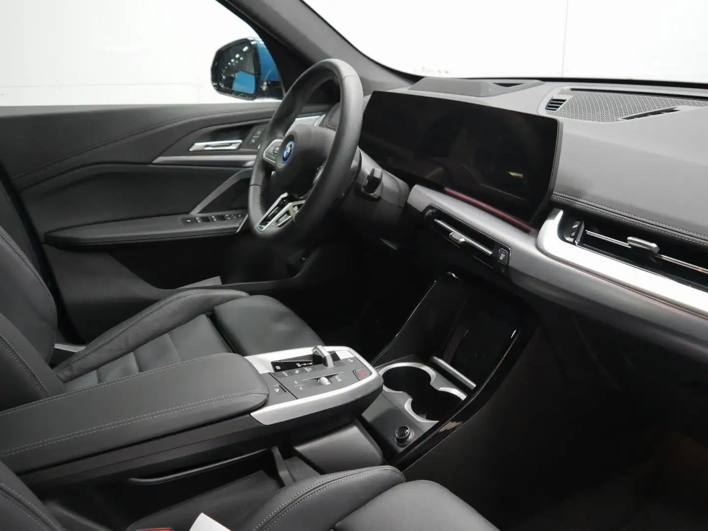 BMW iX1 XDrive30 67 kWh M-Sport PRO, H&K, panorama, trekha Bleu - 2