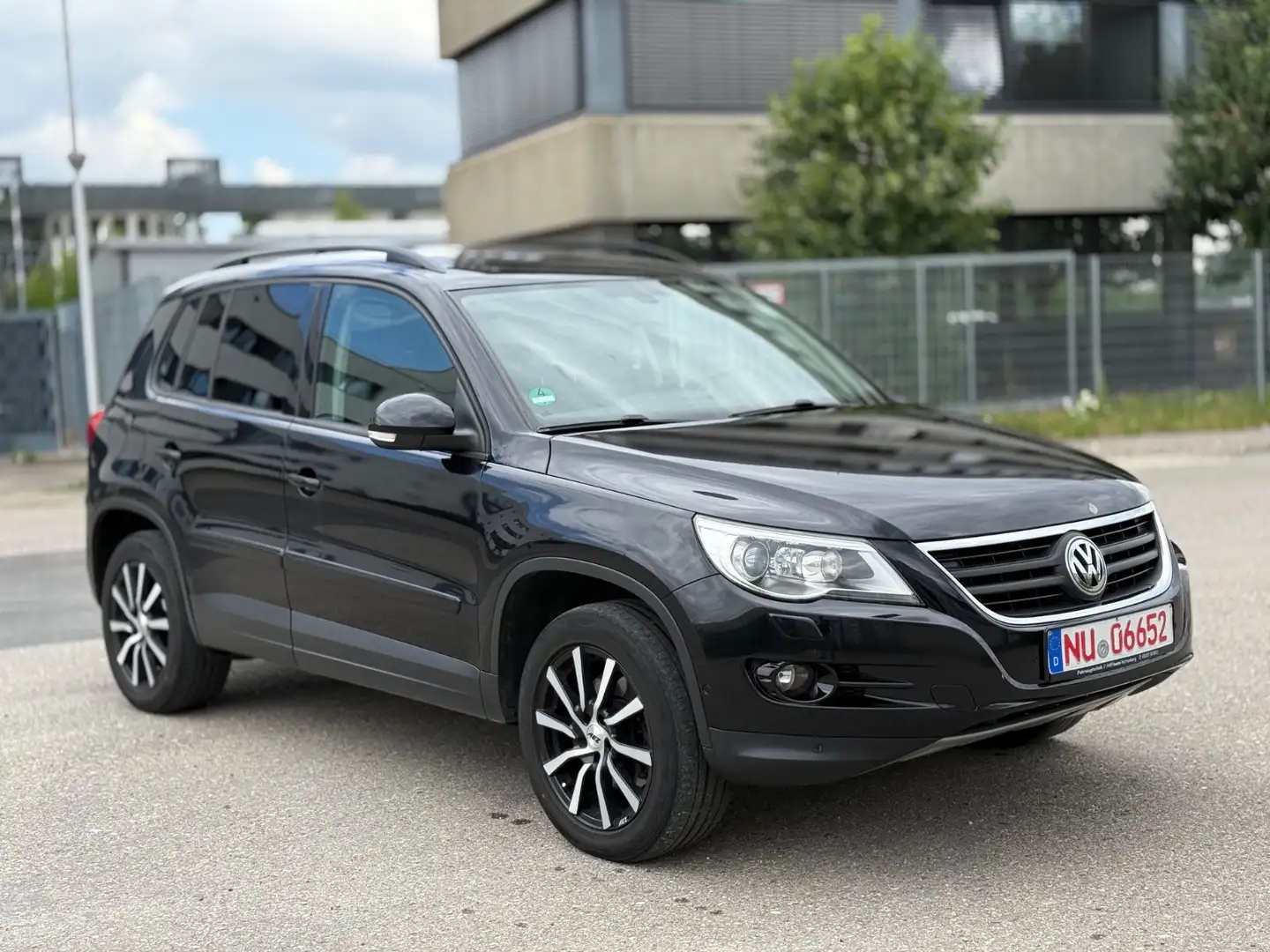 Volkswagen Tiguan Track & Field 4Motion DSG Xenon Navi Schwarz - 2