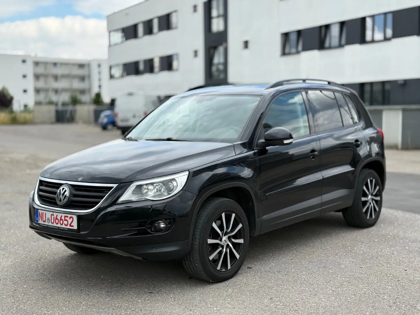 Volkswagen Tiguan Track & Field 4Motion DSG Xenon Navi Schwarz - 1