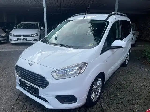 Ford Tourneo Courier 1.5 TDCi 74kW Titanium *RFK*AHK*