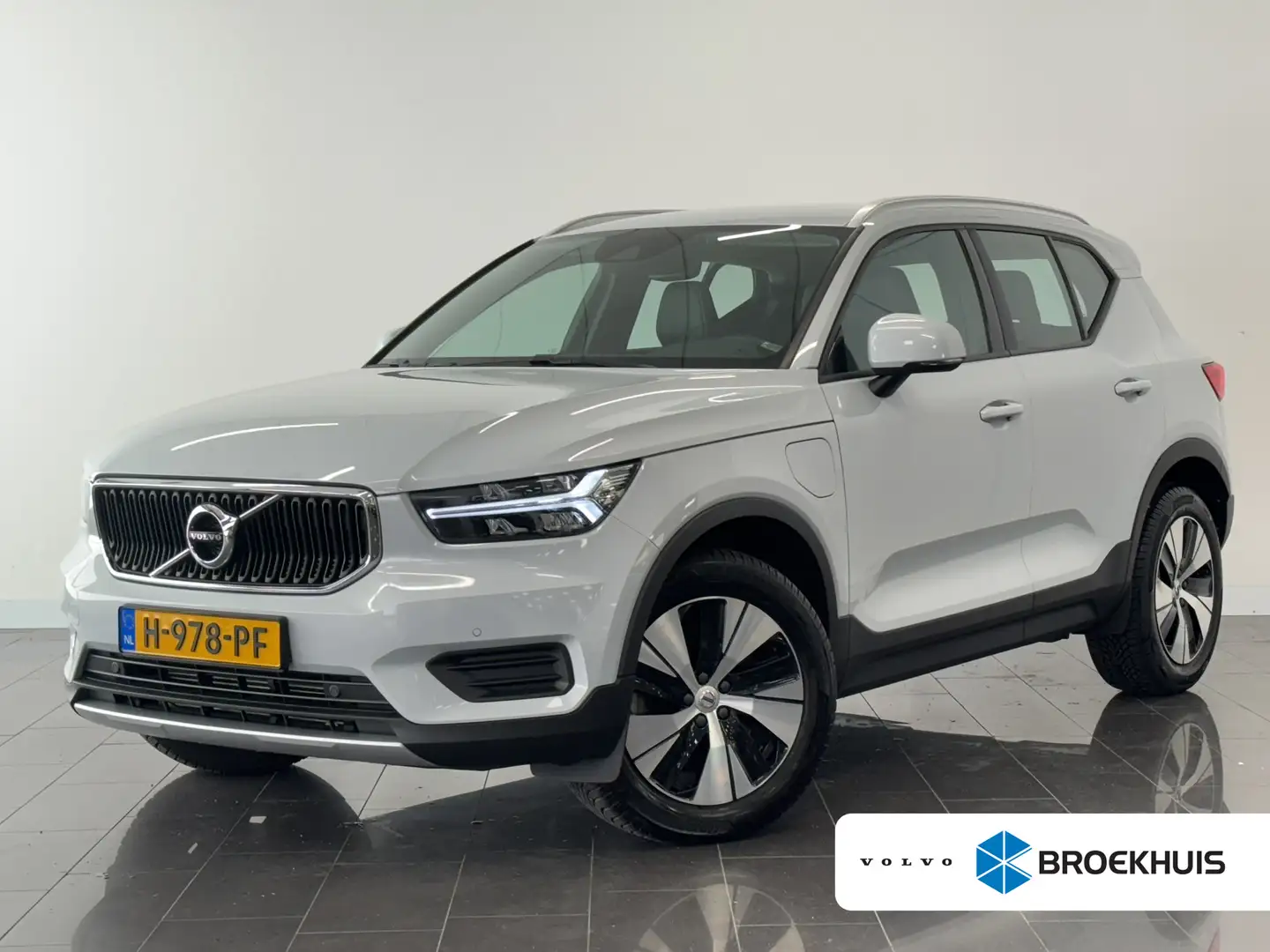 Volvo XC40 T5 Twin Engine Momentum Pro | Apple Carplay/Androi Grijs - 1