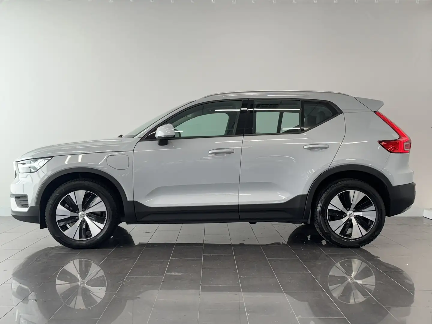 Volvo XC40 T5 Twin Engine Momentum Pro | Apple Carplay/Androi Grijs - 2