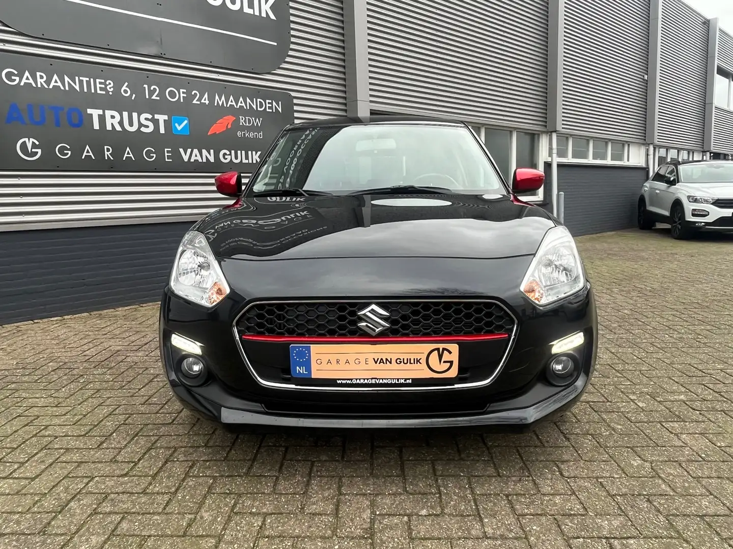 Suzuki Swift 1.0 111PK Airco,Navi,Isofix,Camera,Stoelverwarming Zwart - 2