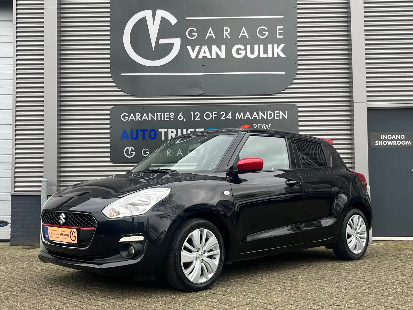 Suzuki Swift 1.0 111PK Airco,Navi,Isofix,Camera,Stoelverwarming Zwart - 1