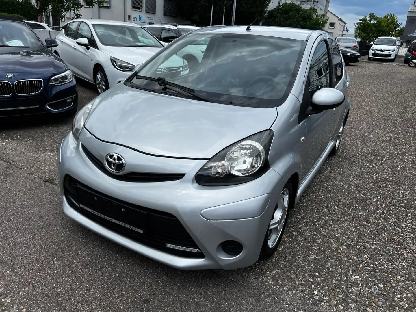 Toyota Aygo AYGO Cool Plateado - 2