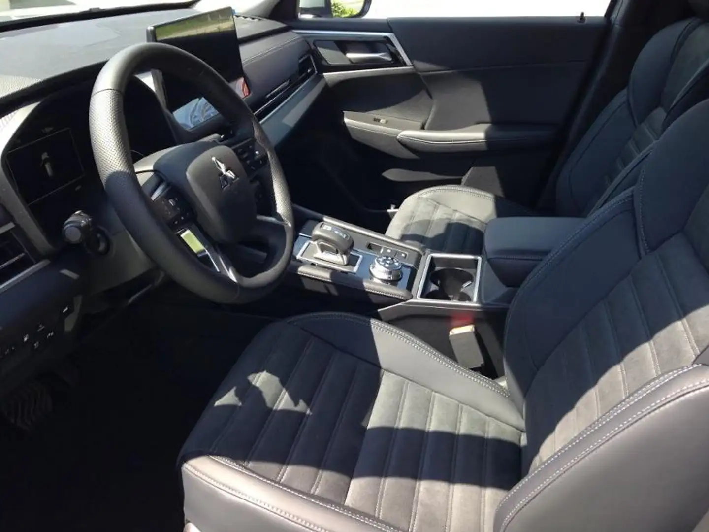 Mitsubishi Outlander 2.4L PHEV Intro Edition Grau - 2