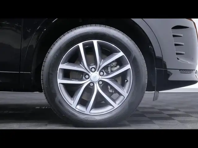 Land Rover Discovery Sport view 9