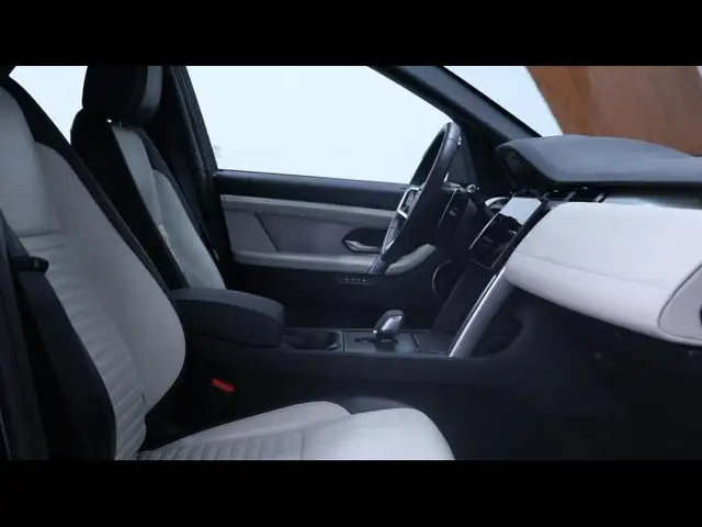 Land Rover Discovery Sport view 10