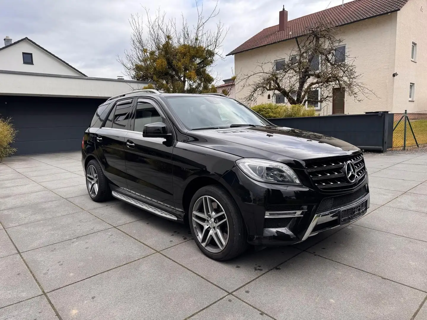 Mercedes-Benz ML 500 BlueEfficiency*AMG/PANO/LEDER/NAVI/H&K* Schwarz - 2