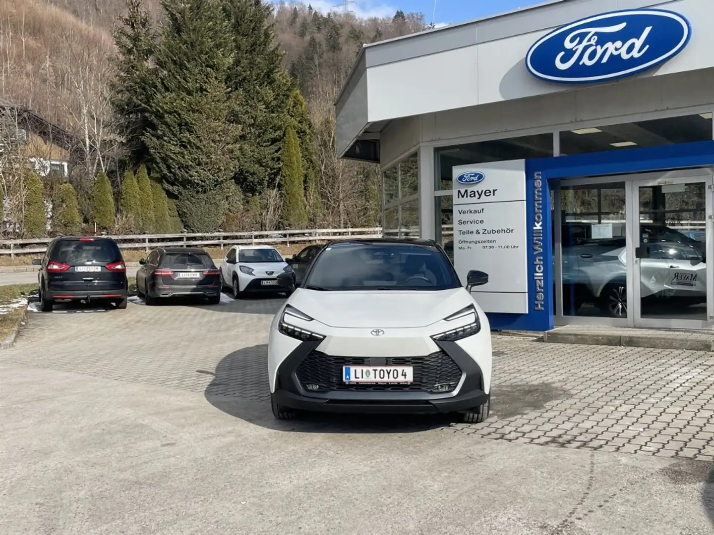 Toyota C-HR 2,0 Plug-In Hybrid E-CVT Active Drive Weiß - 2