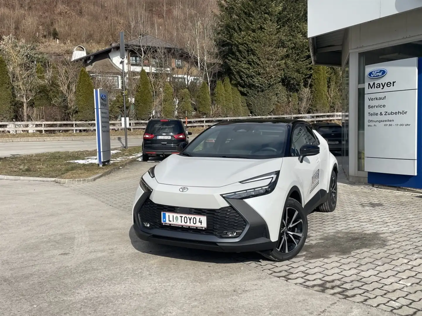Toyota C-HR 2,0 Plug-In Hybrid E-CVT Active Drive Weiß - 1