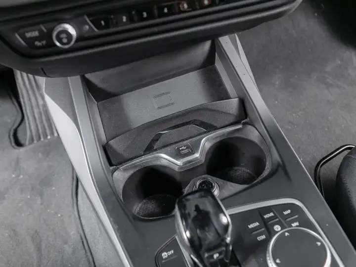 BMW Serie 1 116d (F40) 2020, foto 22