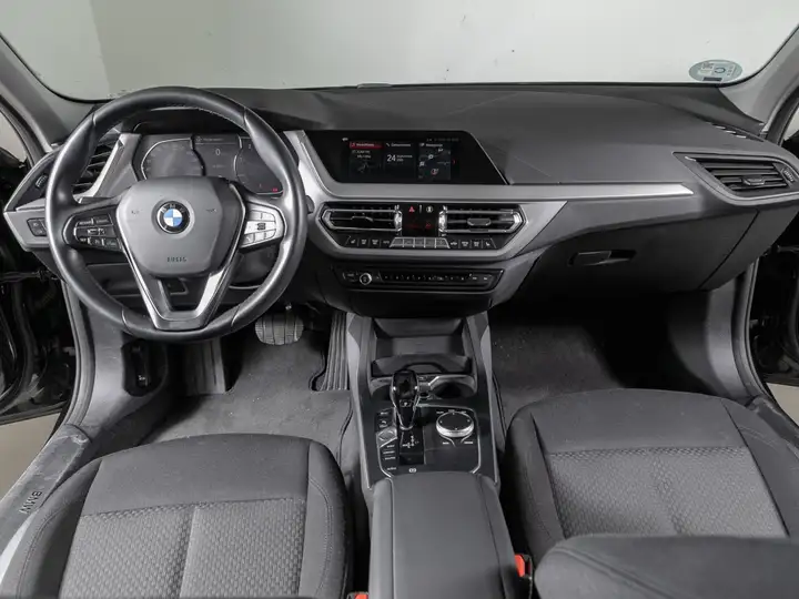BMW Serie 1 116d (F40) 2020, foto 8