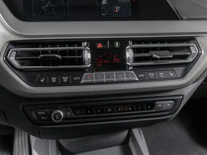 BMW Serie 1 116d (F40) 2020, foto 21