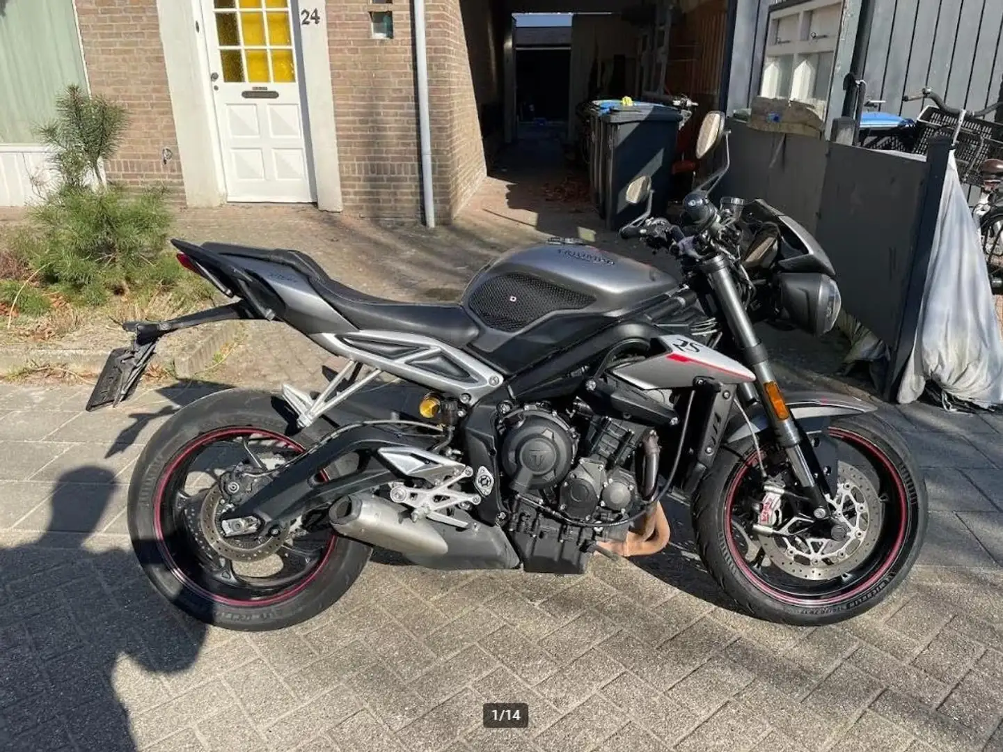 Triumph Street Triple RS Stříbrná - 1