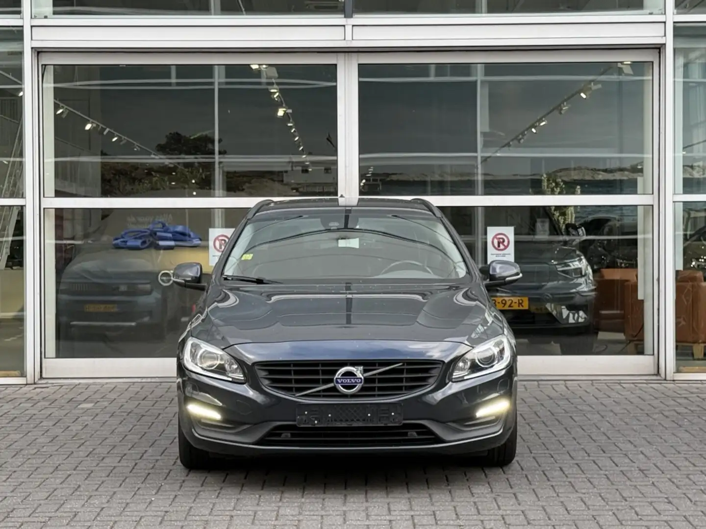 Volvo V60 T3 153PK AUT6 Polar+| Camera| Stoel+Stuur verw| Na Grau - 2