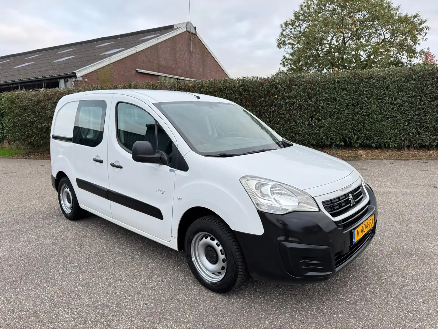 Peugeot Partner 1.6 VTI BENZINE - AC - 3 ZITS - APK 10/2026 Wit - 1