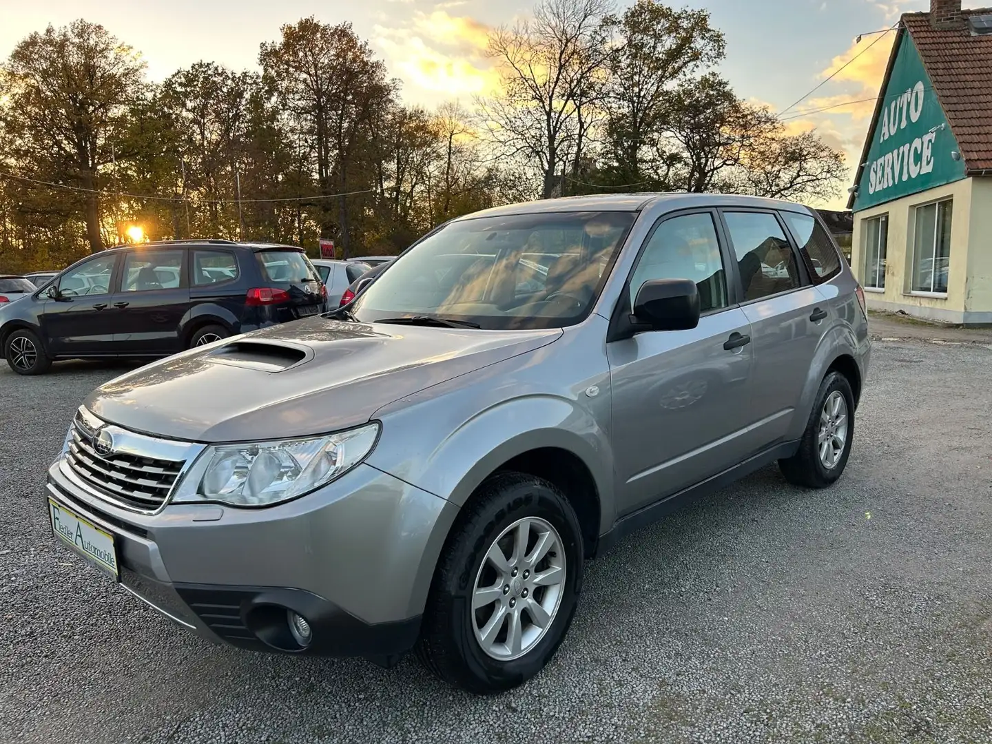 Subaru Forester 2.0D 4x4/Klimaaut./Sitzhzg./AHK/DPF neu Gris - 1