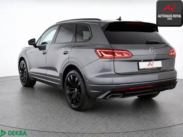 Volkswagen Touareg view 3