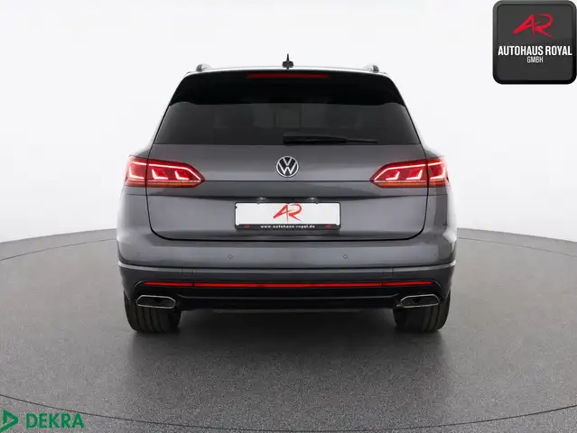 Volkswagen Touareg view 4