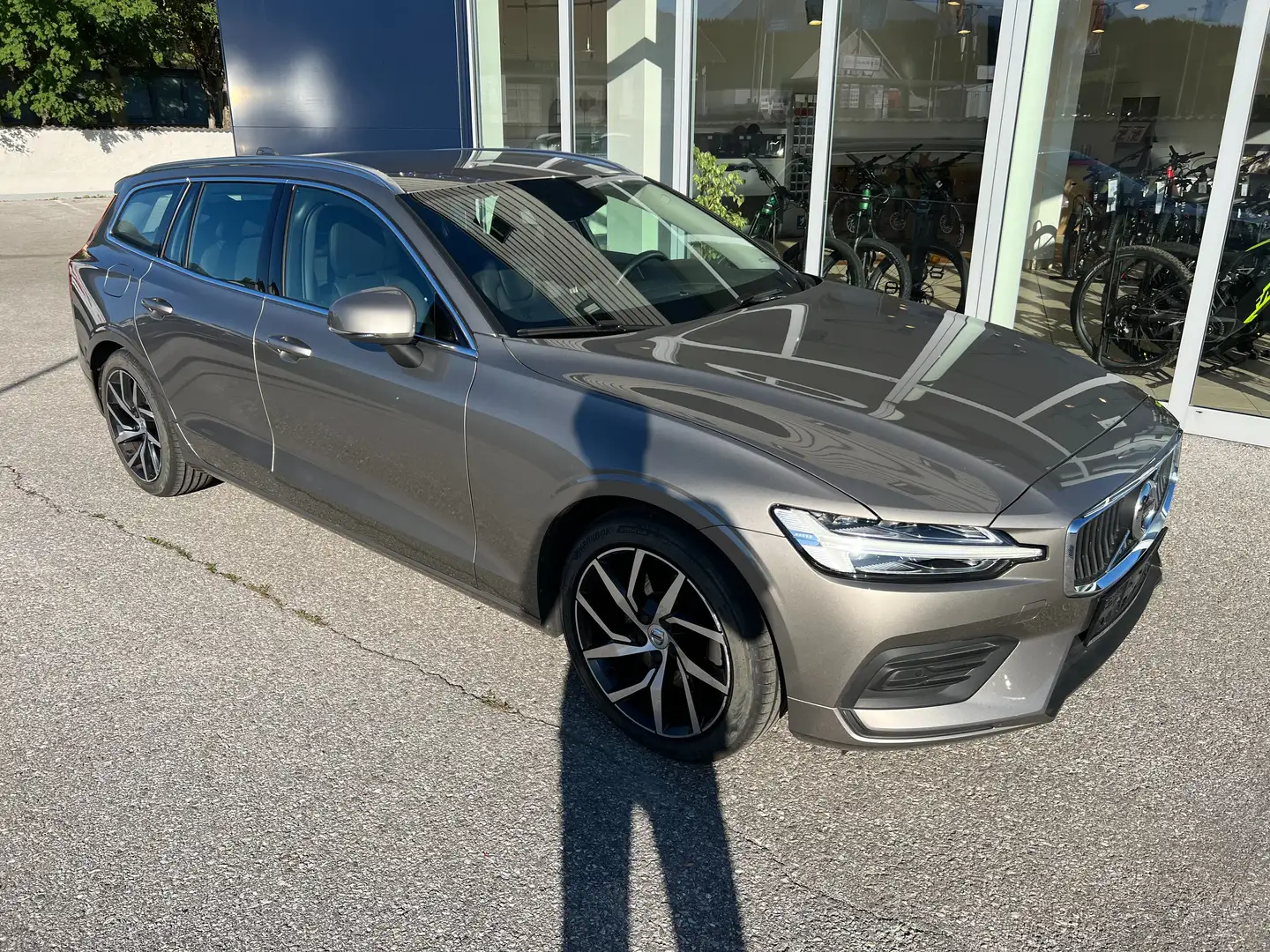 Volvo V60 Momentum Pro Grau - 1