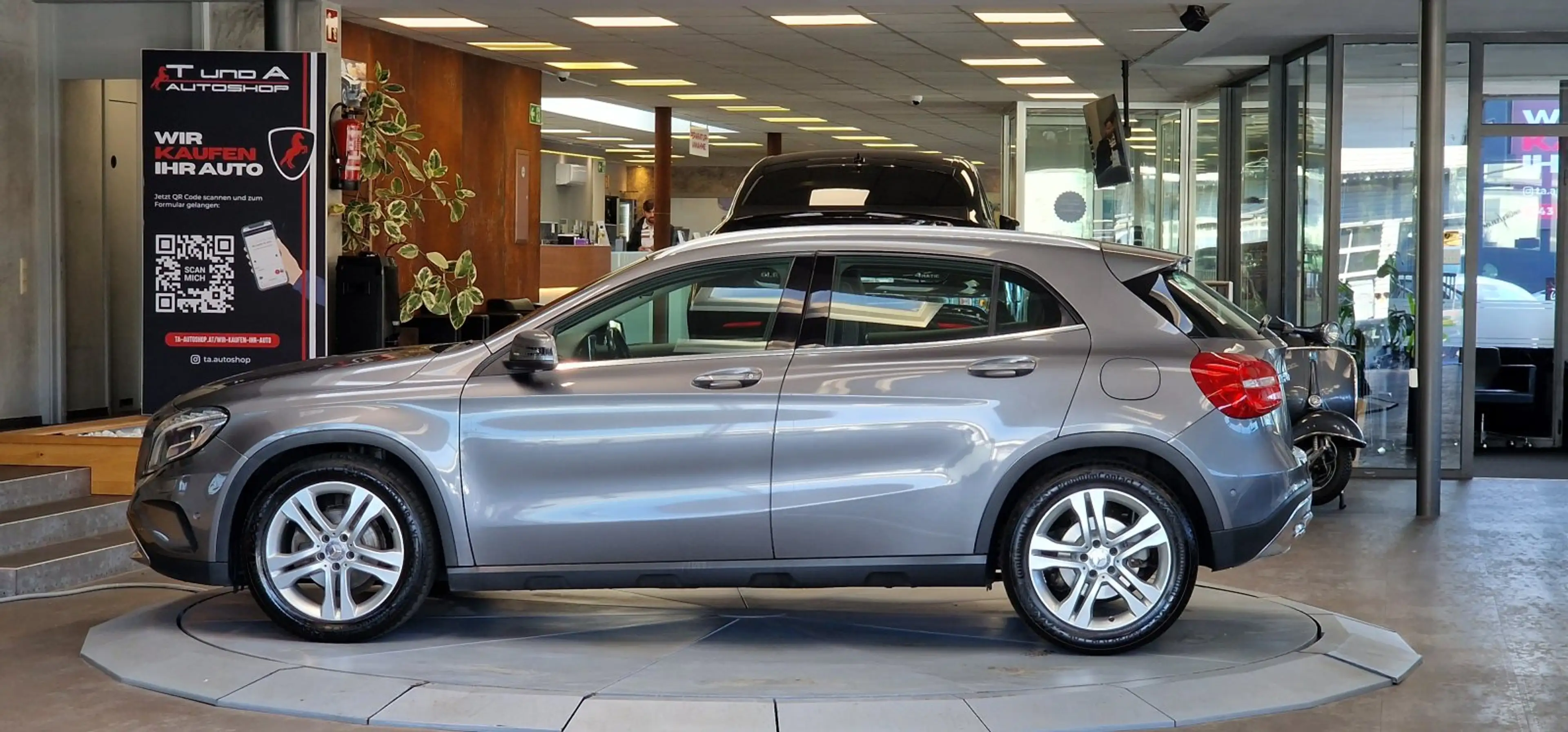 Mercedes-Benz GLA 180 CDI 1-Hand *Navi*Dachreling*18Zoll*Bi-Xenon* — photo 4