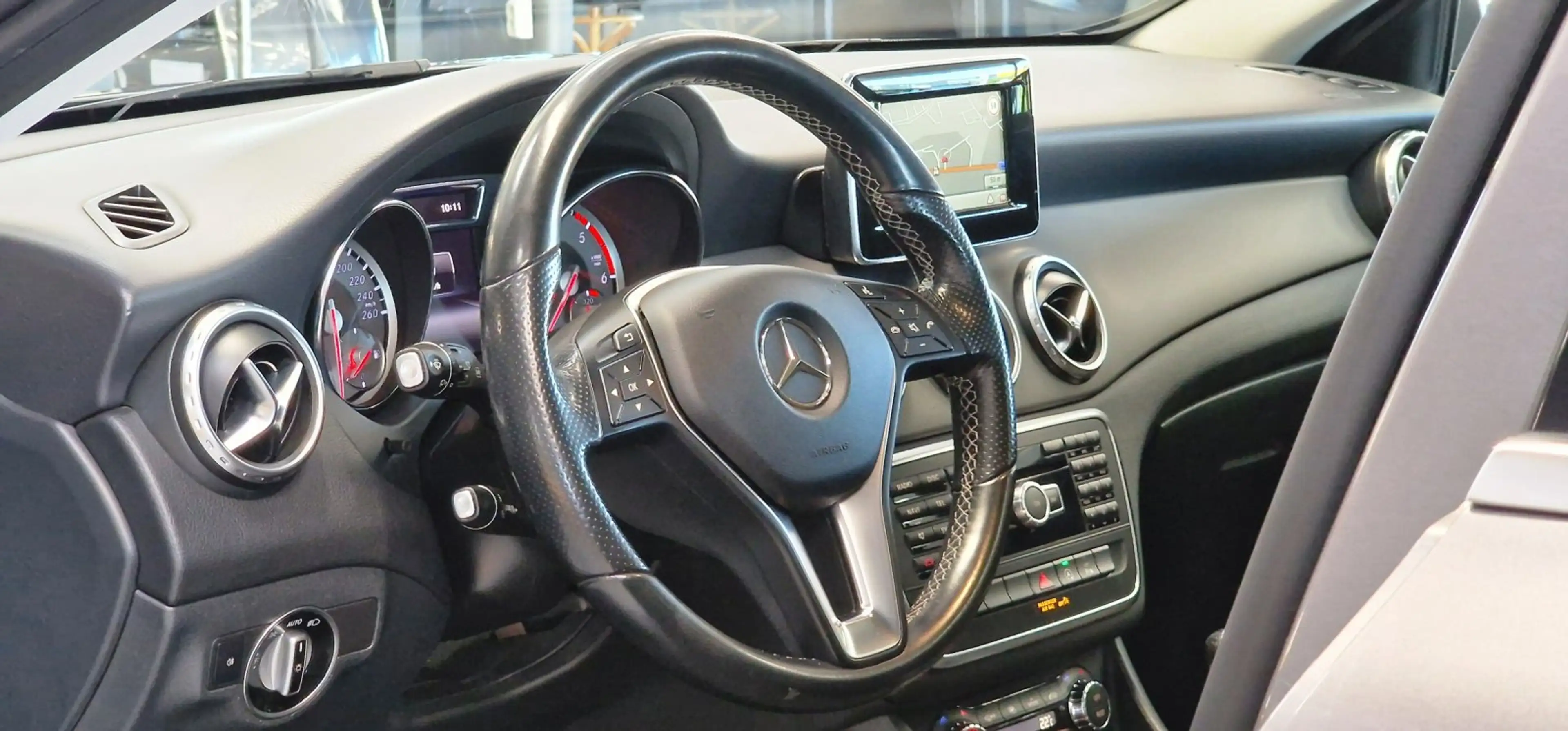Mercedes-Benz GLA 180 CDI 1-Hand *Navi*Dachreling*18Zoll*Bi-Xenon* — photo 11