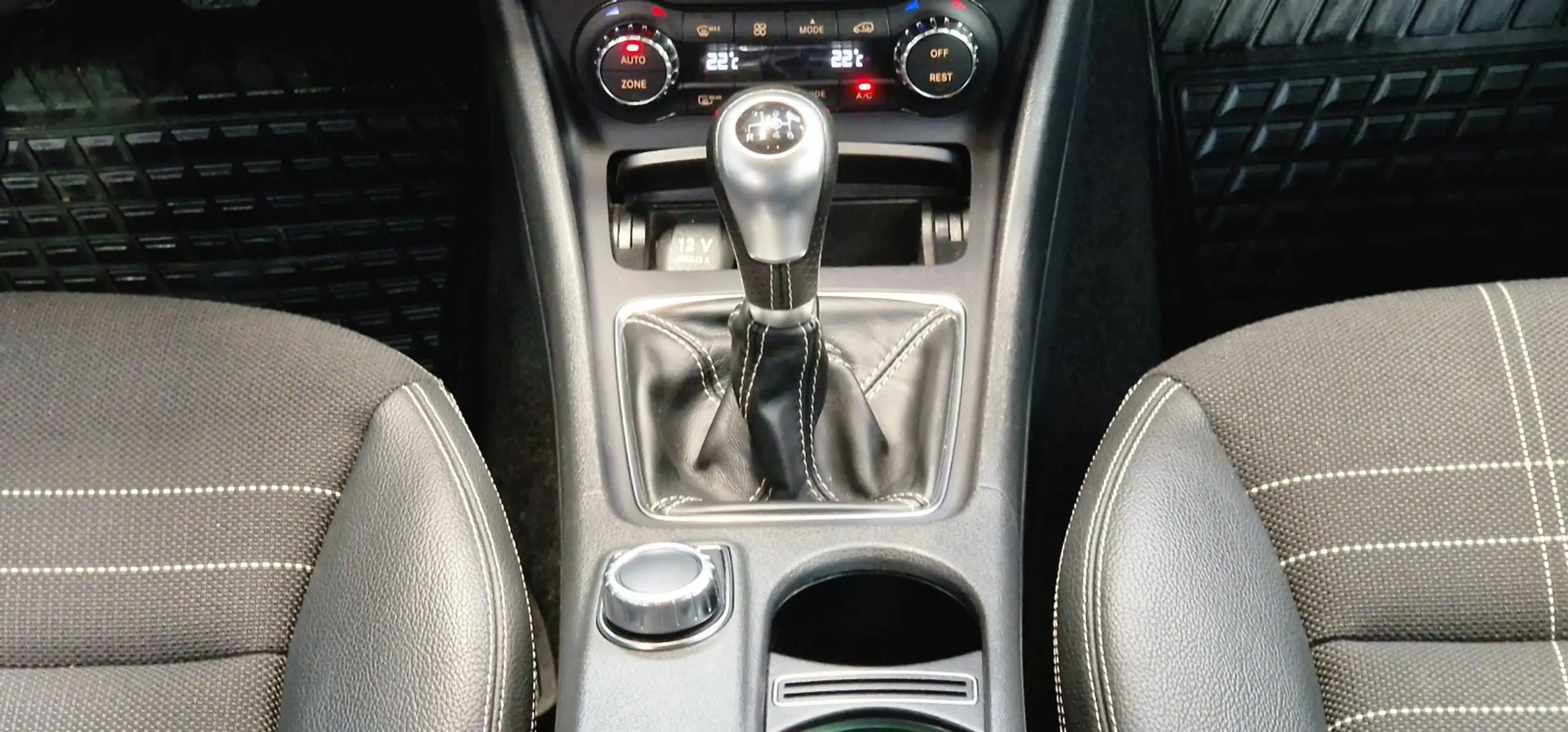 Mercedes-Benz GLA 180 CDI 1-Hand *Navi*Dachreling*18Zoll*Bi-Xenon* — photo 14