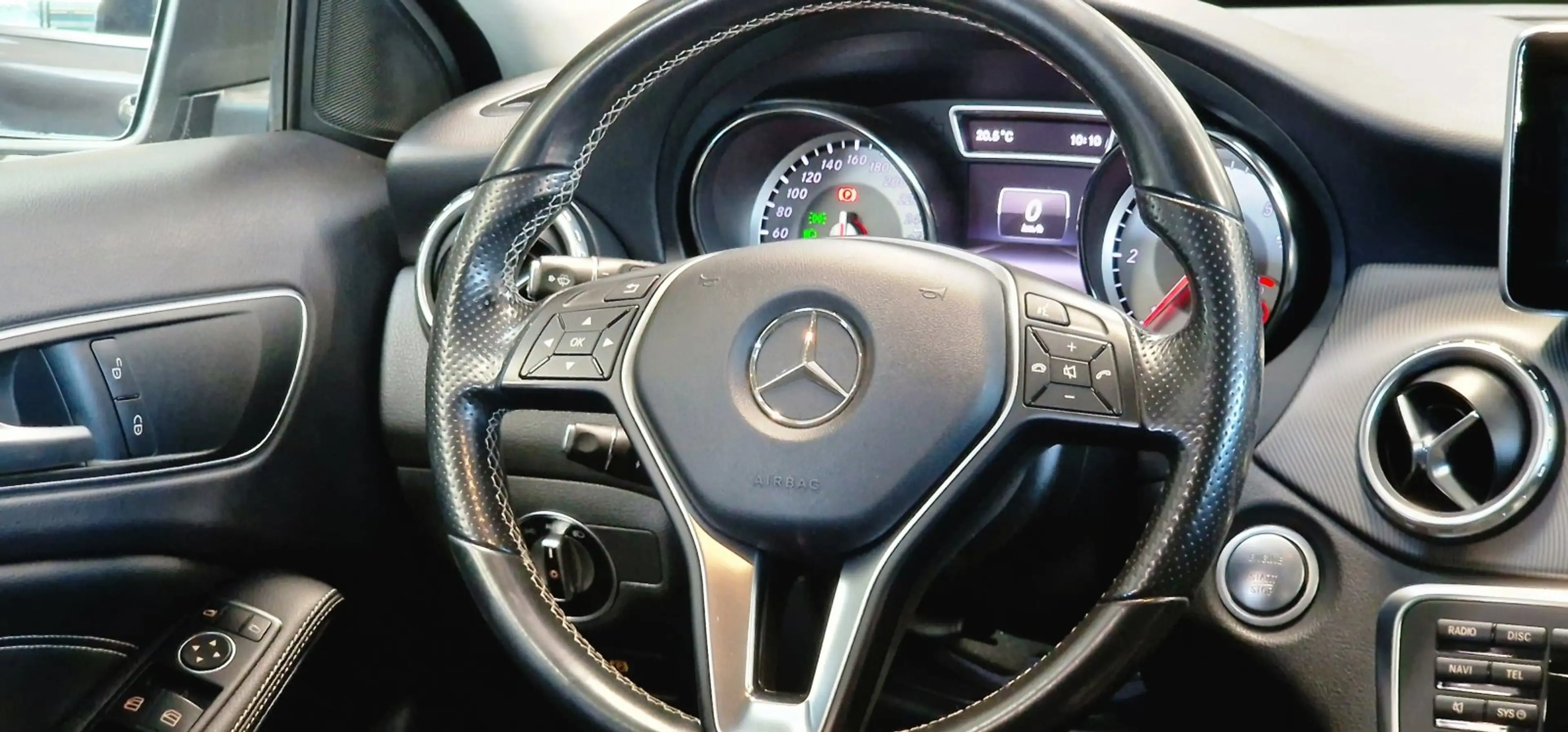 Mercedes-Benz GLA 180 CDI 1-Hand *Navi*Dachreling*18Zoll*Bi-Xenon* — photo 12